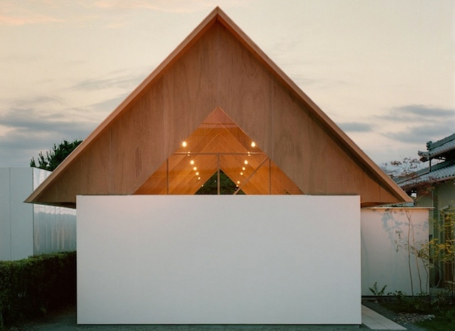 maison munie de toit en bois façade éclairée
