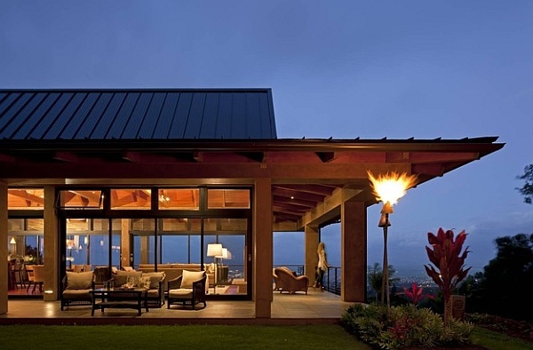 maison villa tiki hawaii luxe peristile toiture plate colonne pilier bois nuit soiree