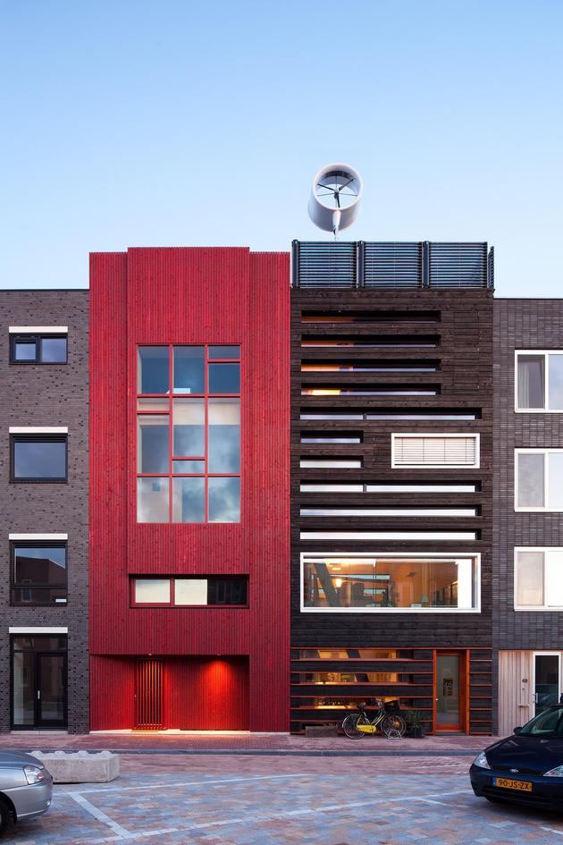maison écologique hollande bois brule rouge