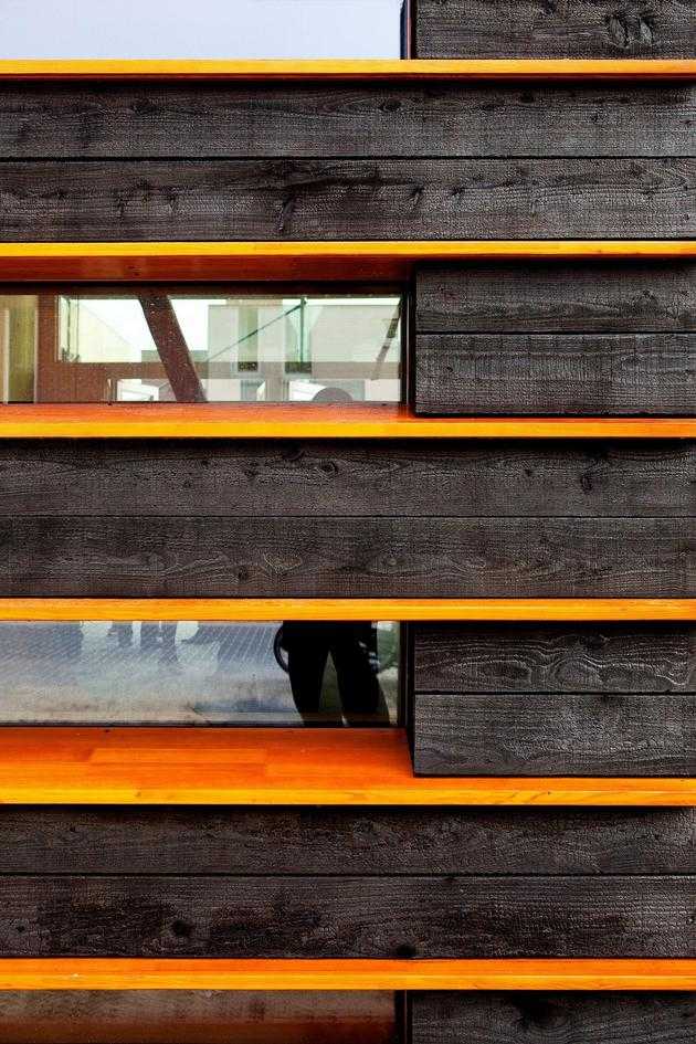 maison écologique hollande bois noir lame orange