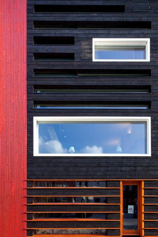 maison écologique hollande rouge noir fenetre horizontale