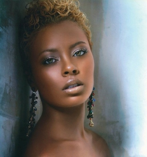maquillage interessant femme peau noire