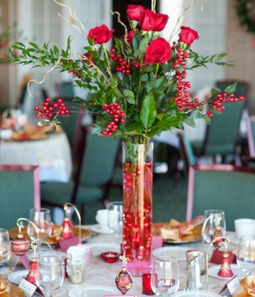 mariage de noël deco table rose vase verre cylindre baies rouges