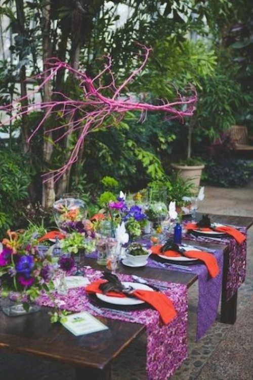mariage en plein air acents violets complètent verdure