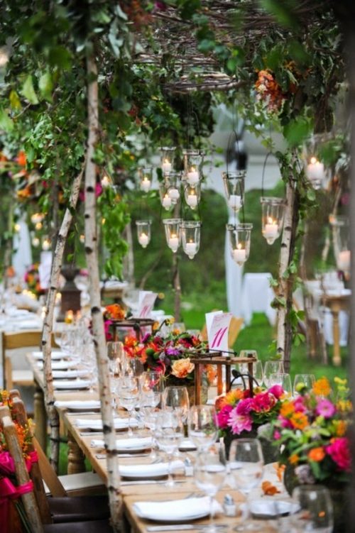 mariage plein air lanternes et fleurs en abondance