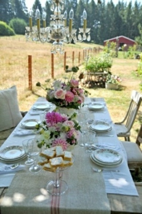 mariage à l'extérieur table bois lustre décoratif