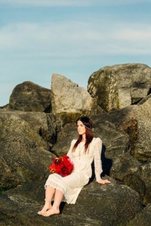 mariée assise sur rochers look bohème