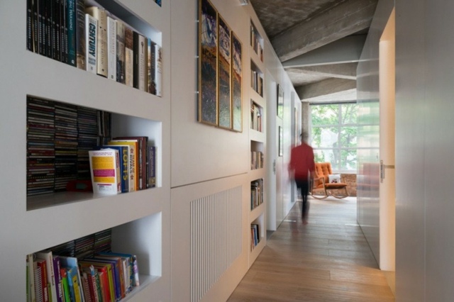 meuble bibliothèque intégré niches mur corridor