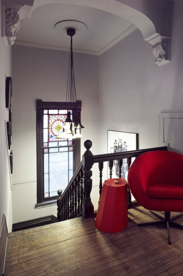 meuble rouge escalier noir