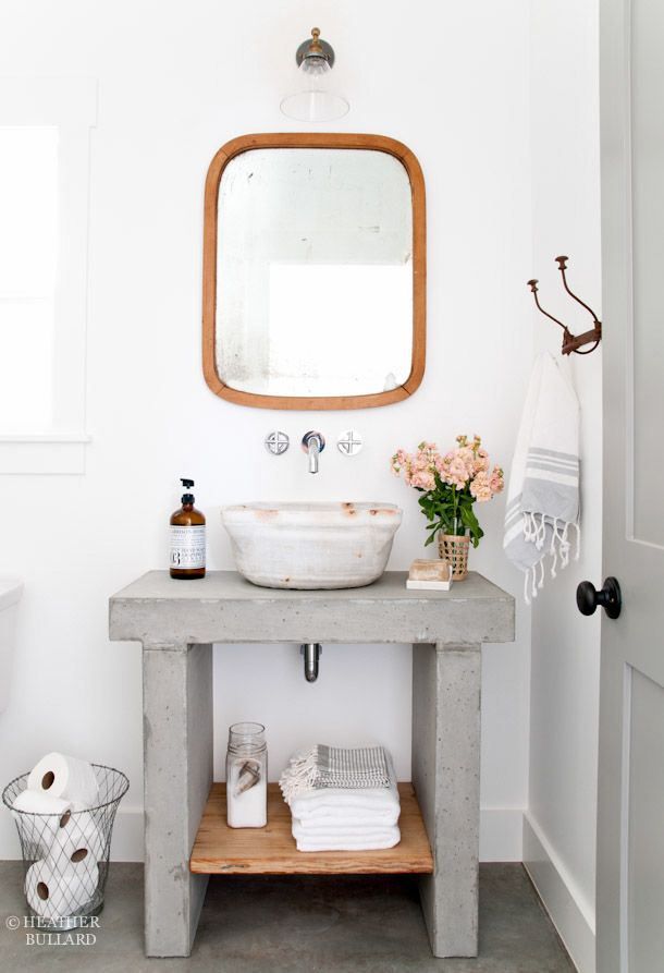 meuble-salle-bains-pas-cher-ciment-vasque-blanc-étagère-bois meuble salle de bains pas cher
