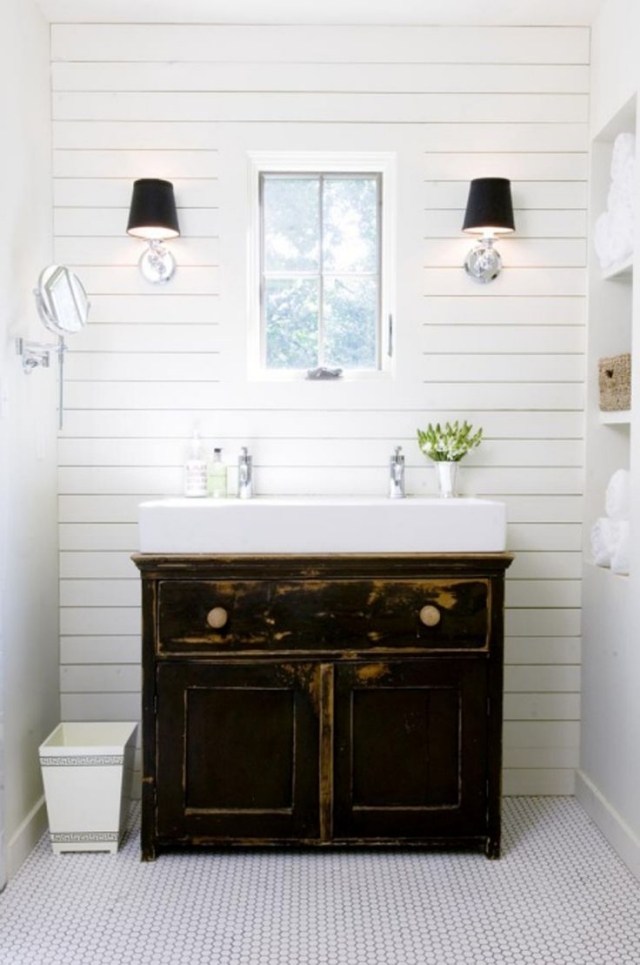 meuble-salle-bains-pas-cher-commode-bois-vintage-vasque-blanc meuble salle de bains pas cher