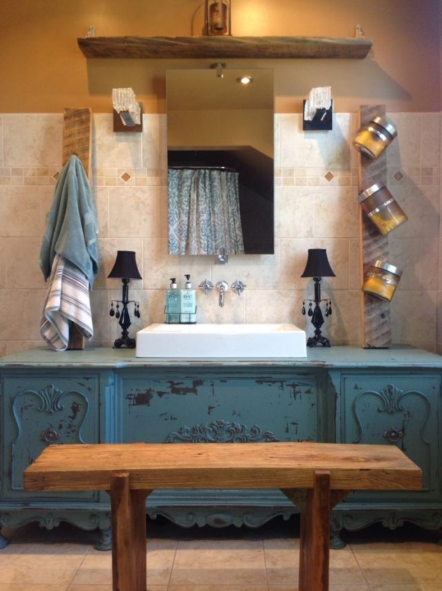 meuble-salle-bains-pas-cher-commode-vintage-bleue-vasque-blanc meuble salle de bains pas cher