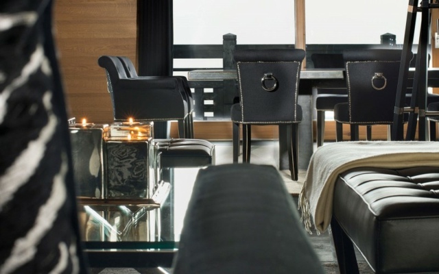 La salle à manger luxe avec ses meubles design cuir noir chaises