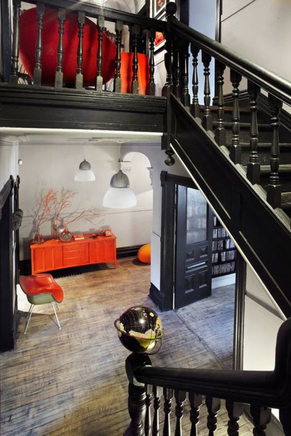 meubles oranges parapet escalier noir