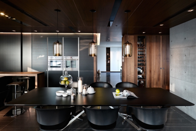 meubles salle à manger noir-lambris-bois-foncé
