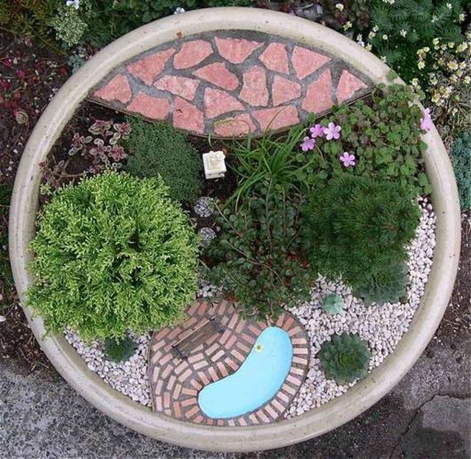mini jardin cercle mosaïque carreaux buissons