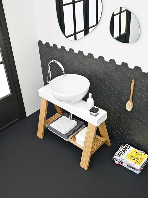Salle bain minimaliste  noir blanc  petit meuble support 