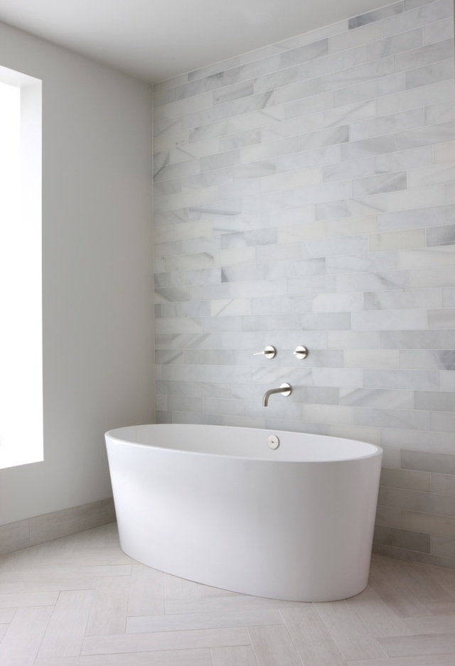 Minimaliste salle de bains avec carrelage gris rectangulaire blanc clarté