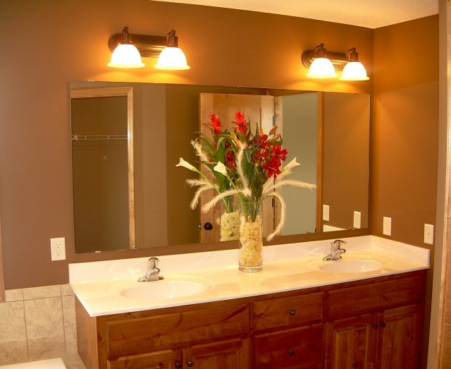 miroir-salle-de-bains-idée-originale-beau-luminaire-forme-rectangulaire