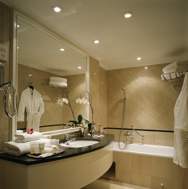 miroir-salle-de-bains-idée-originale-forme-rectangulaire-serviettes