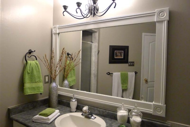 miroir-salle-de-bains-idée-originale-forme-rectangulaire-lavabo-serviette