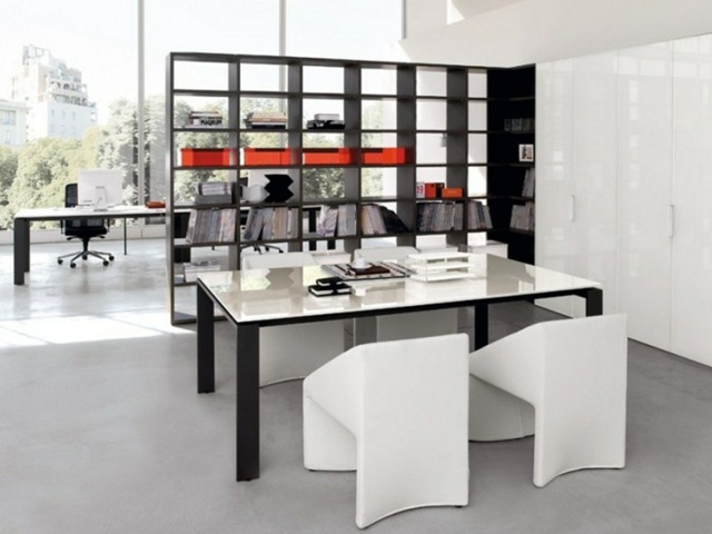 Exemple blanc minimaliste avec des accents couleurs conception bureau mobilier 
