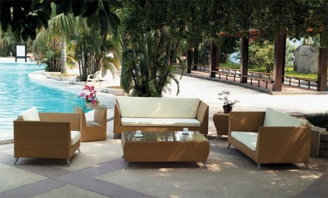 mobilier-jardin-rotin-clair-ensemble-table-basse-canapé-fauteuils-coussins-blancs