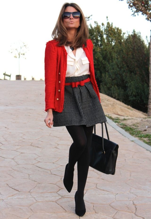 mode-automne-2014-couleur-tendance-rouge-jupe-noir-blanc-veste-rouge-sac-main-noir