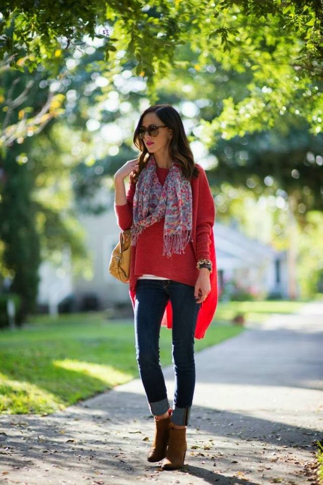 mode-automne-2014-couleur-tendance-rouge-pull-jean-bleu-écharpe mode automne 2014