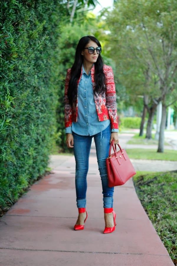 mode-automne-2014-couleur-tendance-rouge-veste-chemise-denim-jean-chaussures-sac-main-rouge mode automne 2014