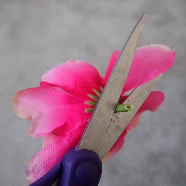 monogramme fleurs artificielles ciseau decoupe tige