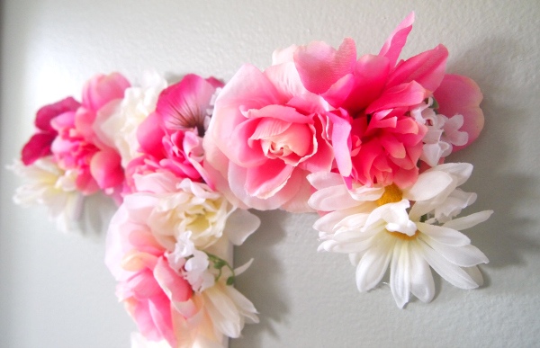 monogramme fleurs artificielles fausses rose blanc