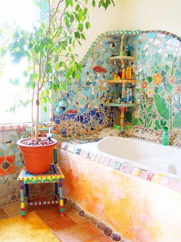 Mosaïque salle de bains autour du baignoire couleurs gaudi inspirée