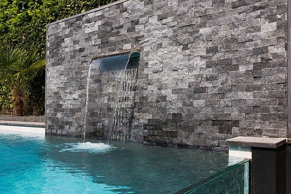 mur pierre chute d'eau villa