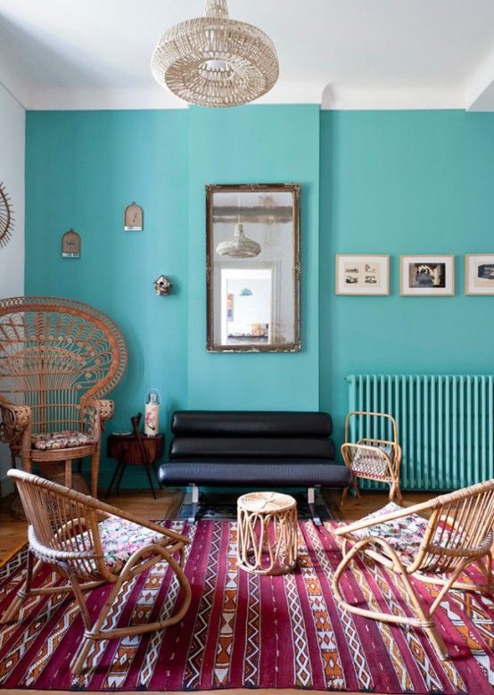 mur turquoise tapis motifs mobilier rotin look rétro