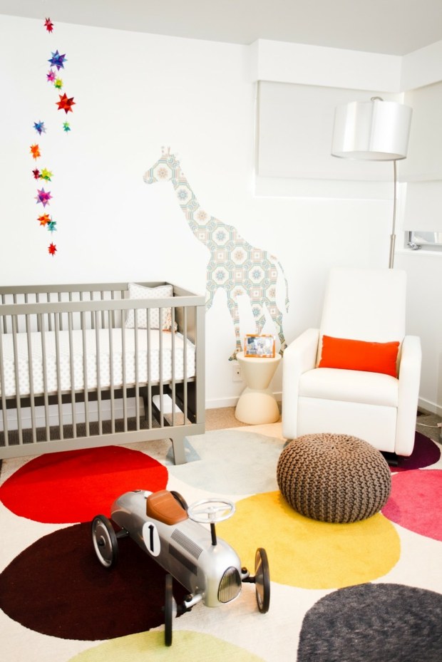 nursery moderne ottomantes colorés et tapis