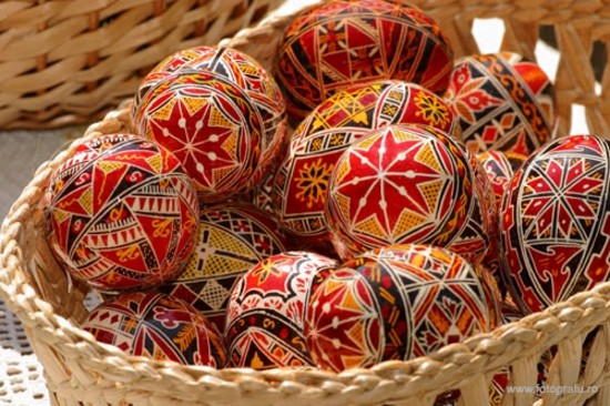 oeufs de paques colorés tradition Roumanie