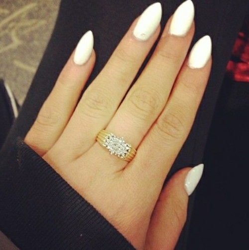 ongles forme pointue blancs