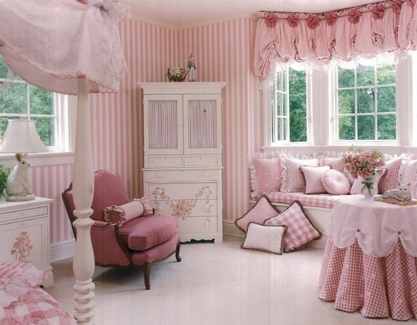 oreillers coussins avec papier peint couleur rose