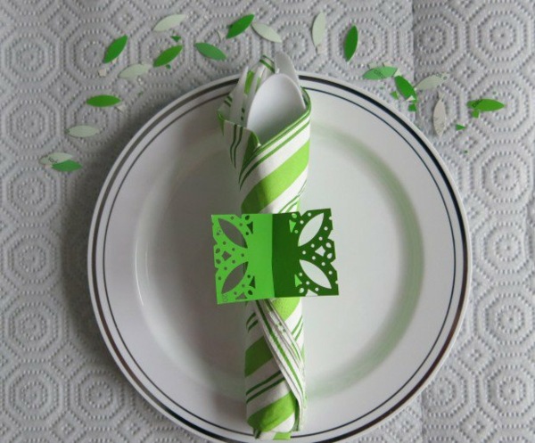 Simple accessoire déco table bien assorti avec l'ensemble papier vert 