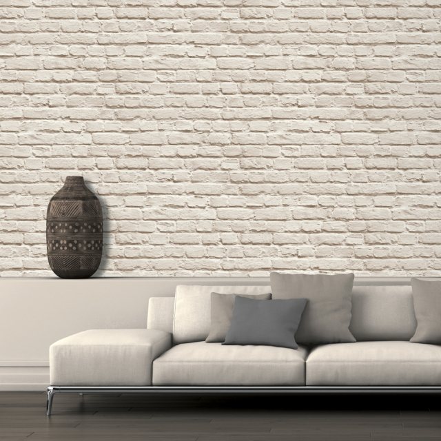 papier-peint-brique-blanche-relief-canapé-blanc-coussins-beige-gris-clair-vase papier peint brique