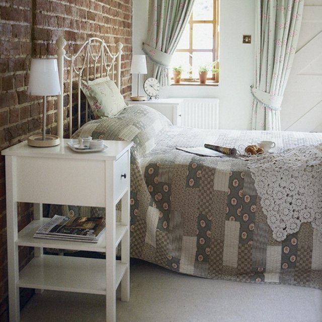 papier-peint-brique-chambre-coucher-3D-tables-chevet-blanches-literie-beige-blanc-marron-clair-motifs