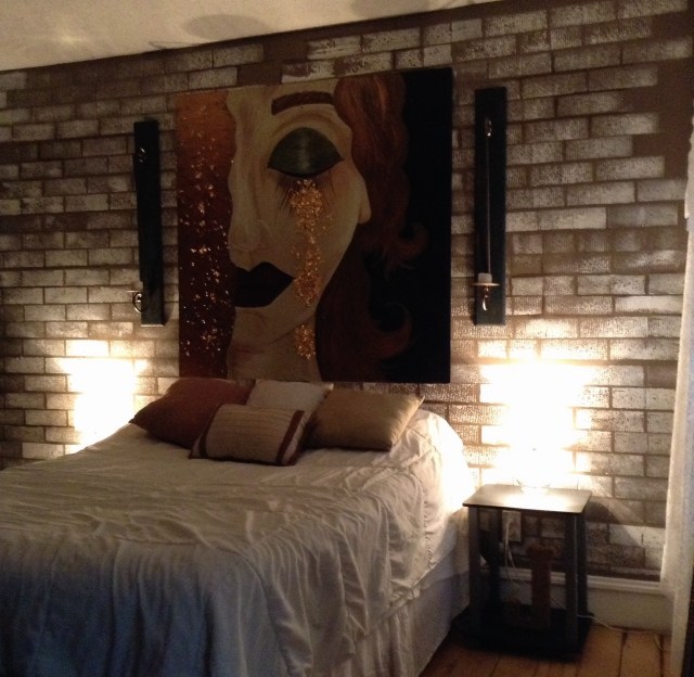 papier-peint-brique-chambre-coucher-3d-marron-linge-lit-blanc-coussins-décoratifs