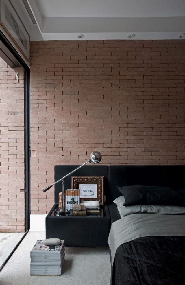 papier-peint-brique-chambre-coucher-style-industriel-3d-literie-gris-clair-noir papier peint