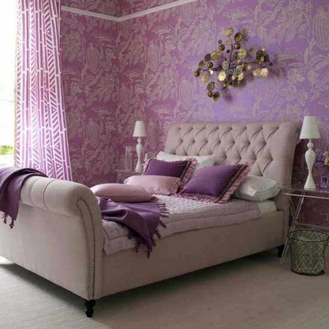 papier-peint-chambre-adulte-idée-originale-couleur-violette-grand-lit