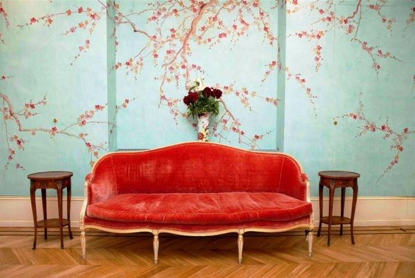papier peint floral bleu rouge salon