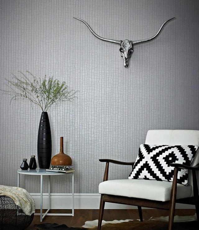 papier-peint-intissé-gris-clair-chaise-blanche-accents-noirs-vase-noir-élégant