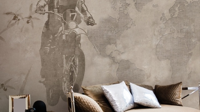 papier-peint-intissé-gris-clair-motocycliste-canapé-beige-coussins papier peint intissé