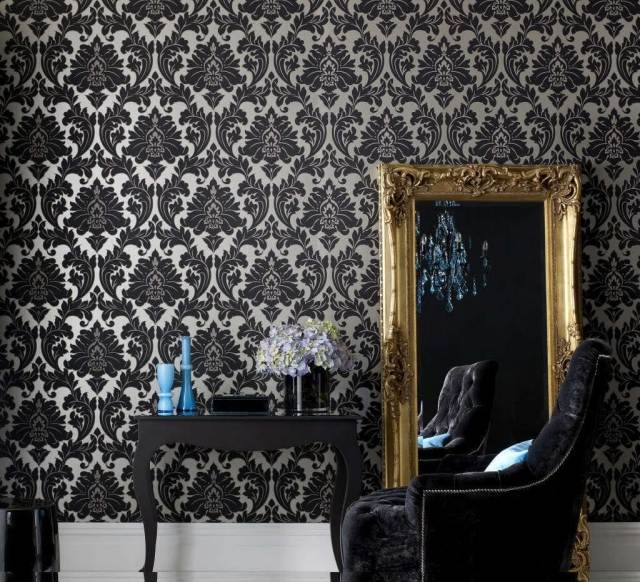 papier-peint-intissé-noir-blanc-ornements-rétro-fauteuil-noir-miroir-poser-cadre-or papier peint intissé