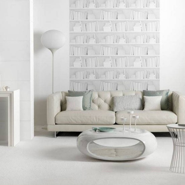 papier-peint-trompe-œil-bibliothèque-blanche-moderne-minimaliste-salon-blanc-canapé-table-basse-ovale